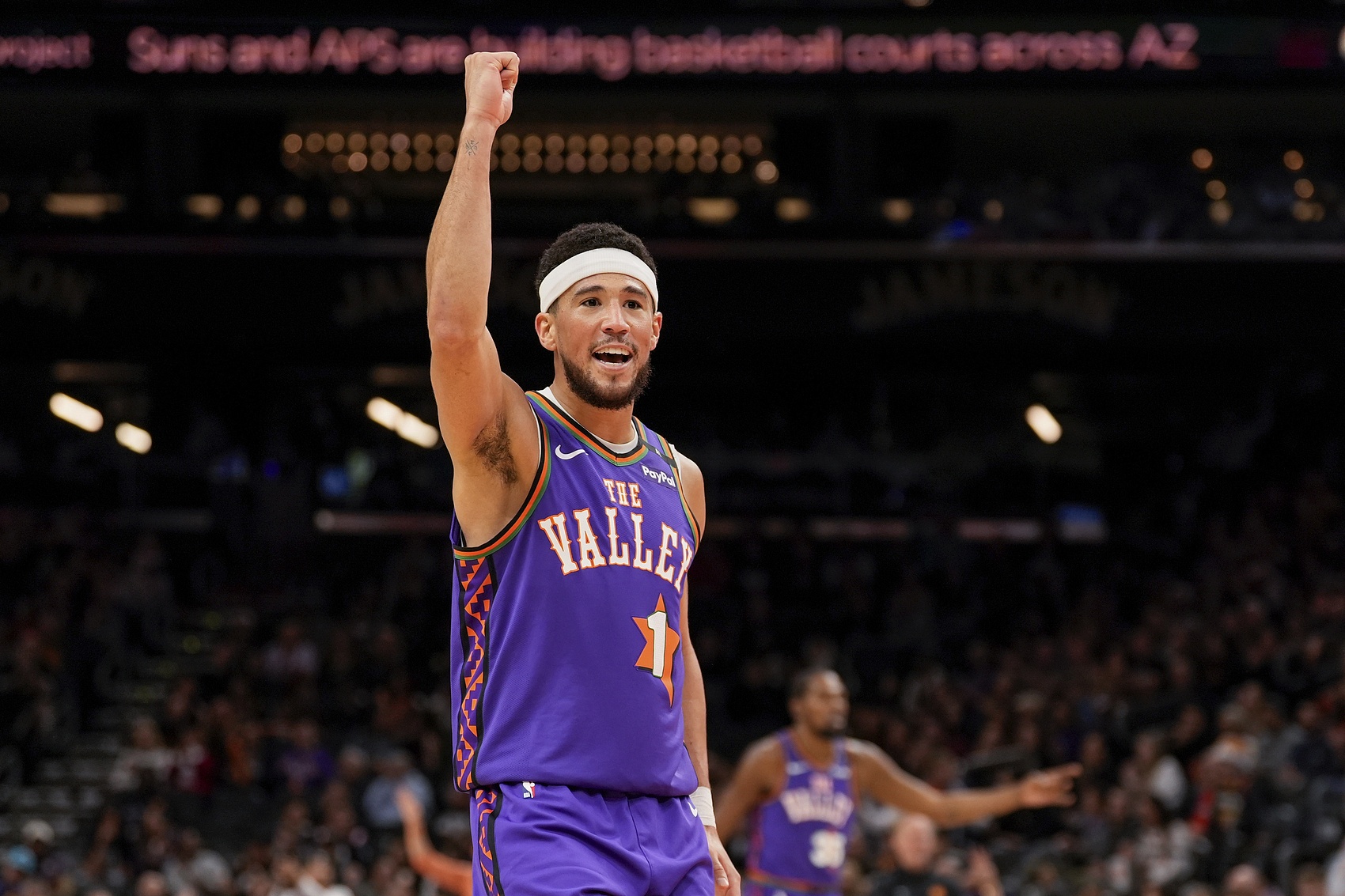 布登:布克是NBA最出色的兩個后衛之一 不明白他怎么就不是全明星